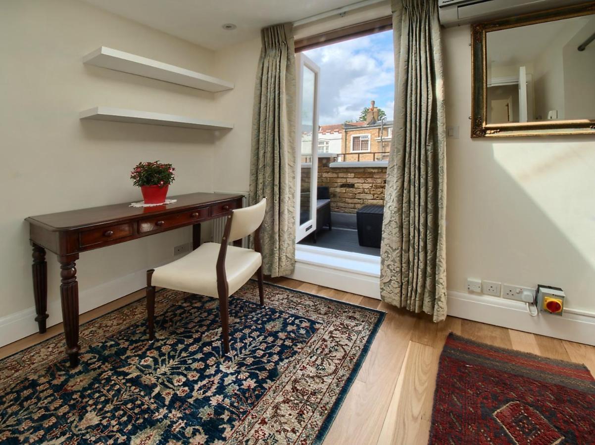 Serene Townhouse With Parking London Exterior photo