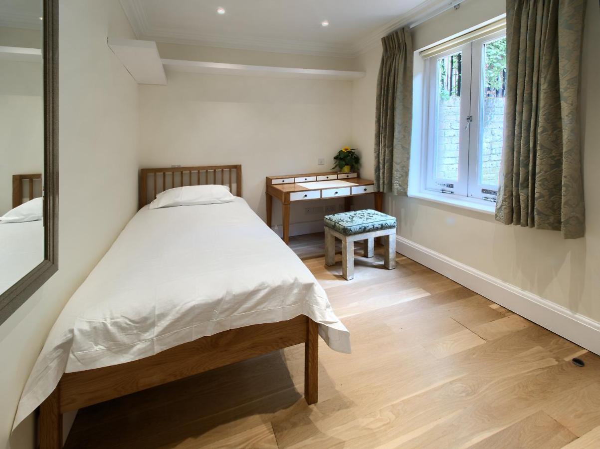 Serene Townhouse With Parking London Exterior photo